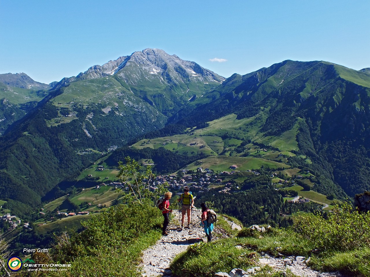 12 Vista su Zambla Alta e verso Arera, Monte di Zambla e Grem.JPG